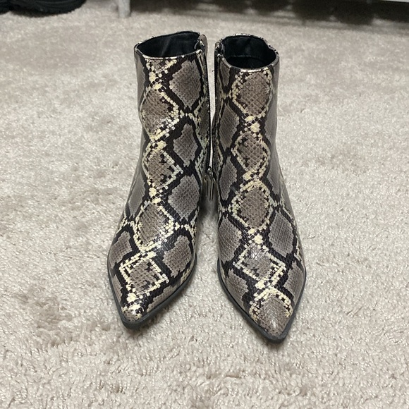 Snake print ankle booties - Picture 2 of 4